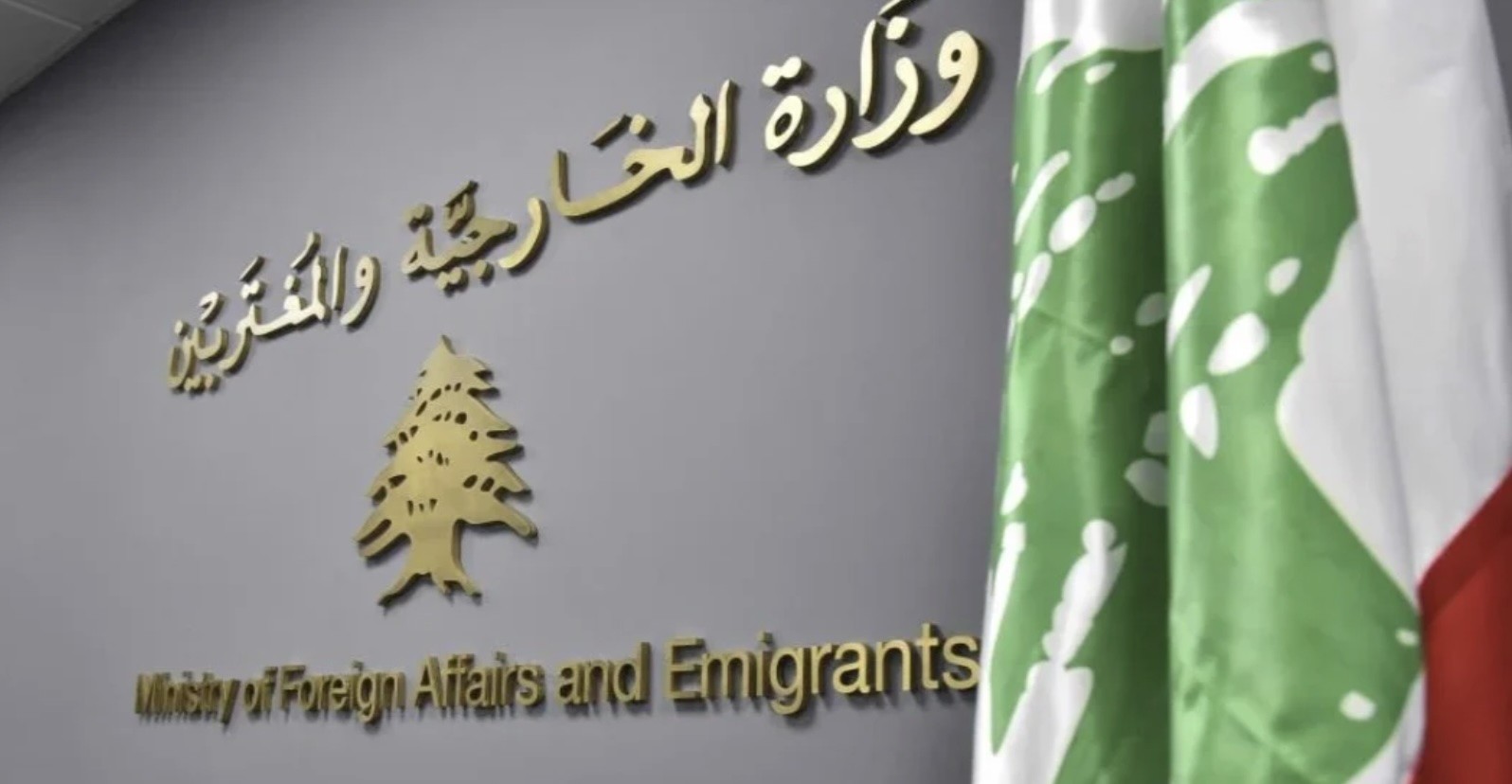 لبنان يطلب مغادرة السفير الايراني وحزب الله يعترض