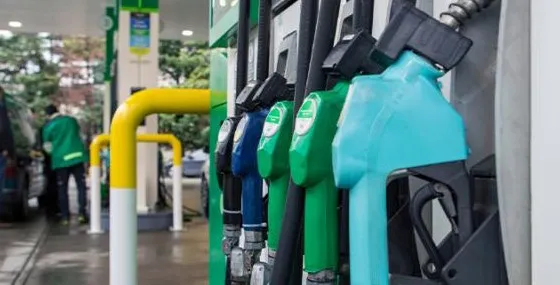 انخفاض أسعار البنزين وارتفاع الغاز