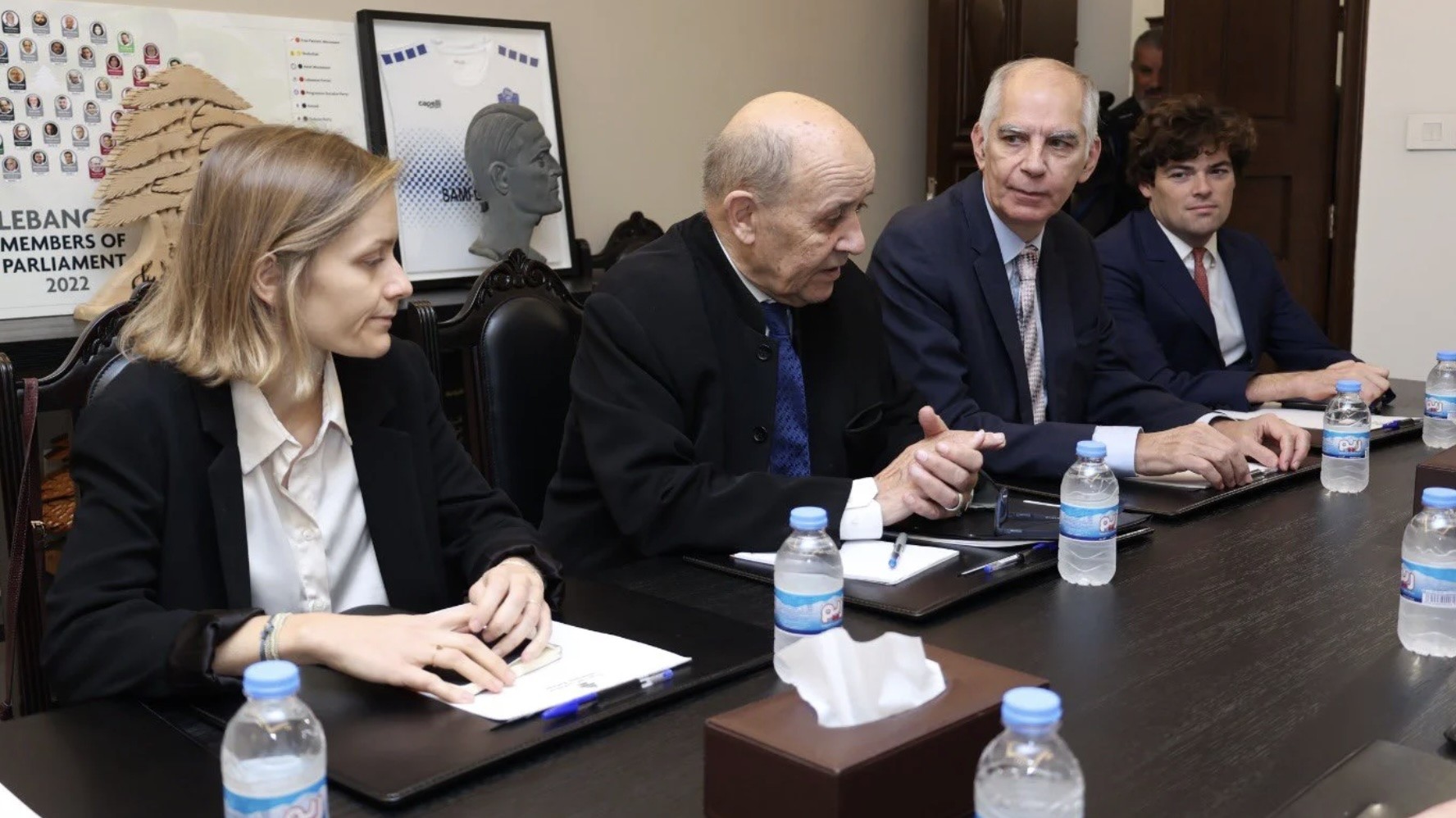 لودريان  بلا مبادرة وفرنسا خارج مقاعد التأثير