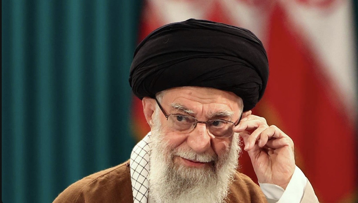 خامنئى يماطل في استئناف المفاوضات النووية ويصر على سلاح حزب الله